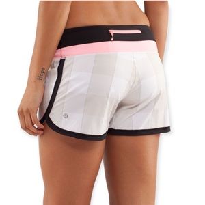 Lululemon Groovy Run Short in Gros Gingham Dune & Bleached Coral Size 6